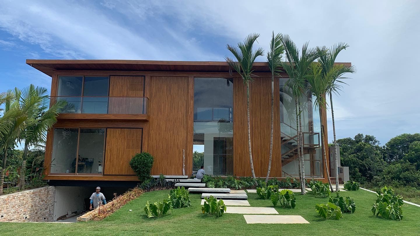 Casa DO — fachada principal com jardim