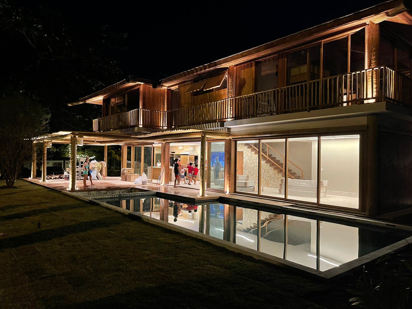 Casa FS — vista noturna da piscina e fachada