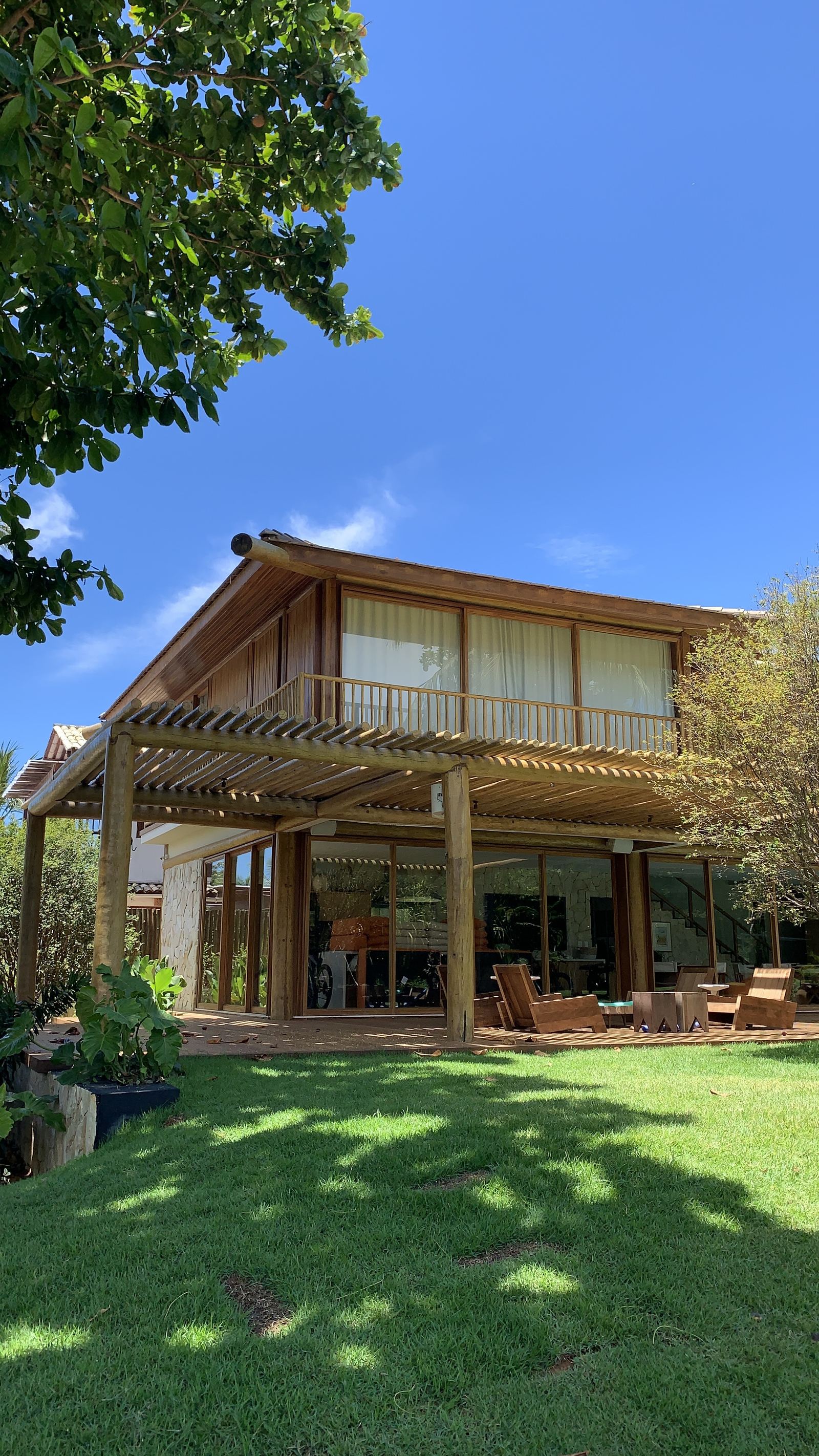 Casa FS — fachada posterior com pergolado