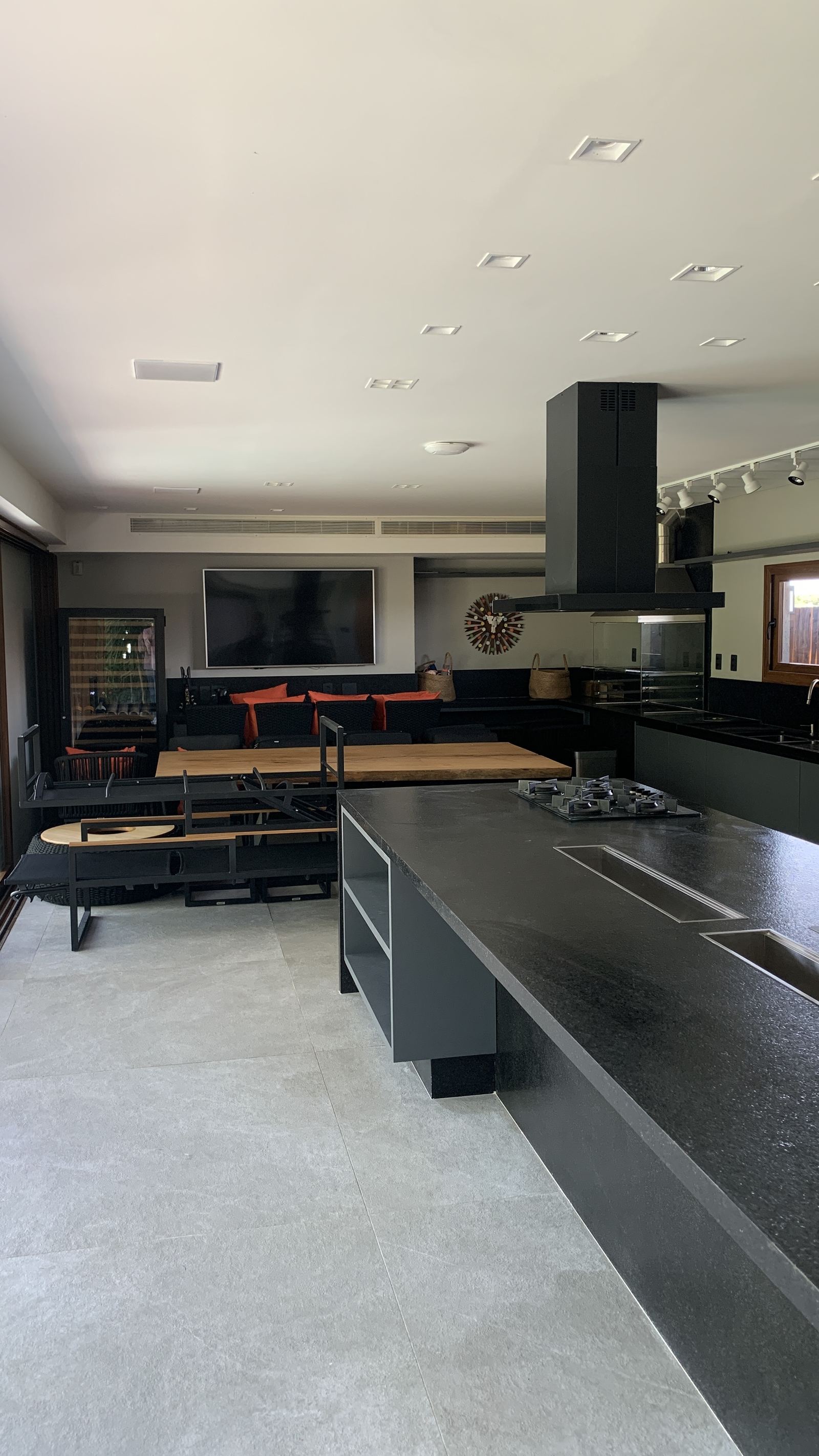 Casa MJO — cozinha integrada e sala